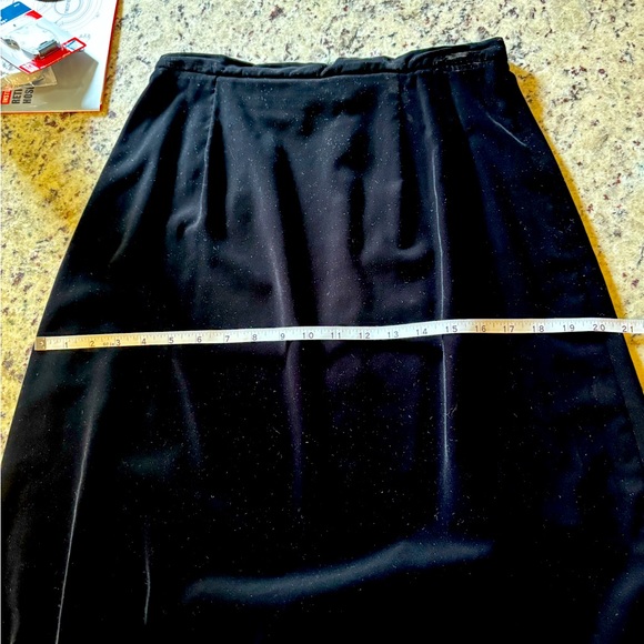 Women’s Black Velvet Skirt Talbots Size 10 party dress goth Dark Academia Y2K - Picture 8 of 8